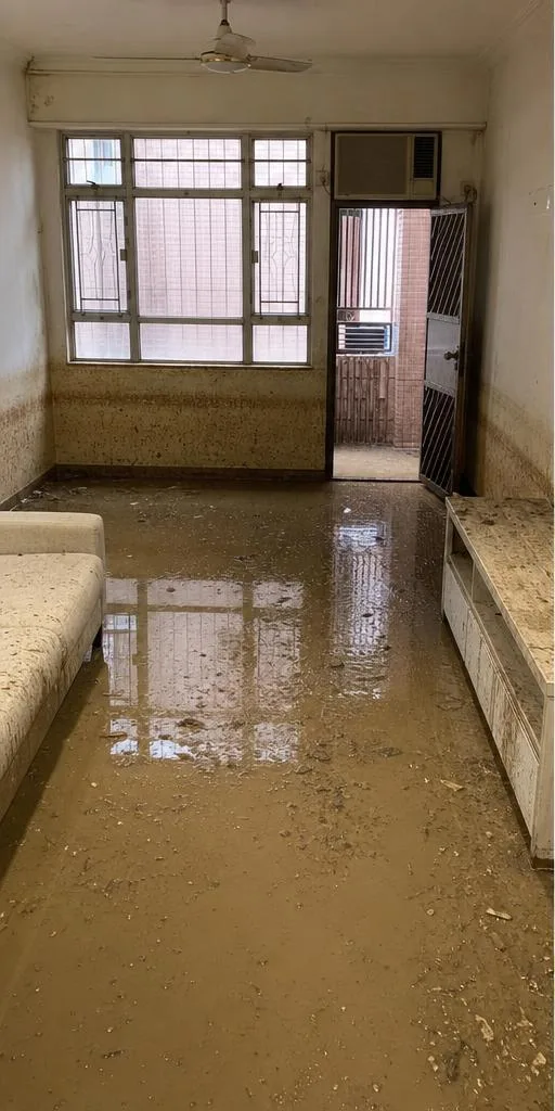 水浸後單位滿地積水污泥、牆身留有水漬